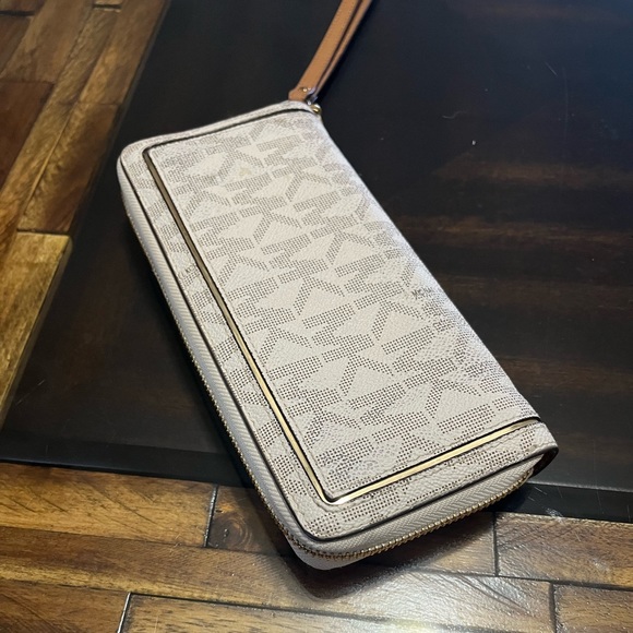 Michael Kors Jet Set Continental Accordion Wallet - Picture 6 of 13